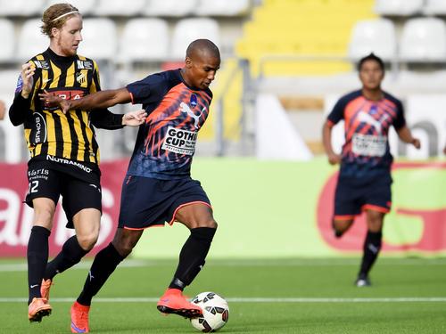 Malouda (Mitte) greift wieder für Delhi Dynamos FC an