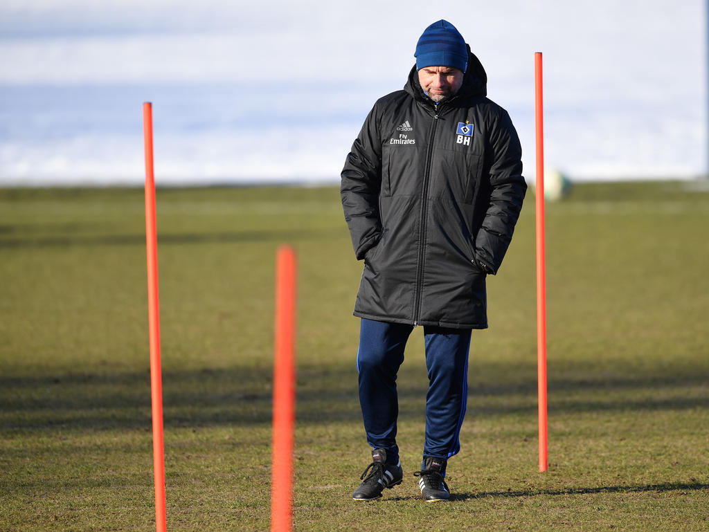 Bernd Hollerbach erlebt als HSV-Coach unruhige Zeiten Bernd Hollerbach erlebt als HSV-Coach unruhige Zeiten