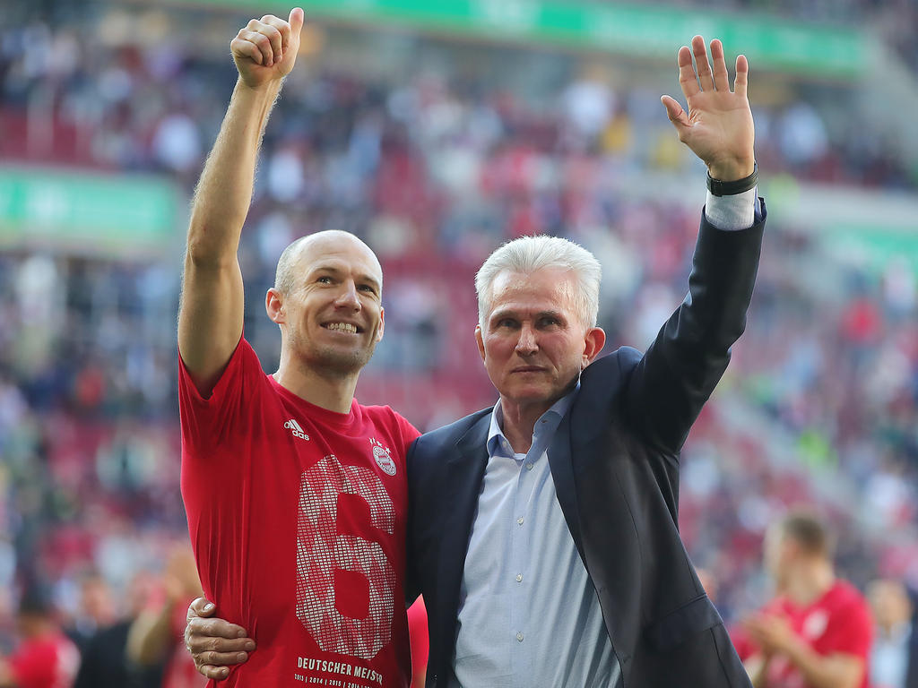 Arjen Robben und Jupp Heynckes feiern den sechsten Bayern-Titel in Folge