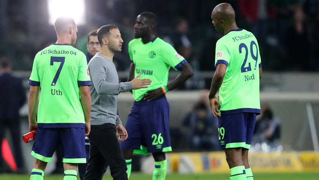Schalke-Coach Tedesco bespricht sich nach der Niederlage in Gladbach mit seinen Spielern
