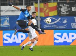 Jeremy Toljan (l.) kam mit Hoffenheim zu einem 1:1 gegen Werder Bremen