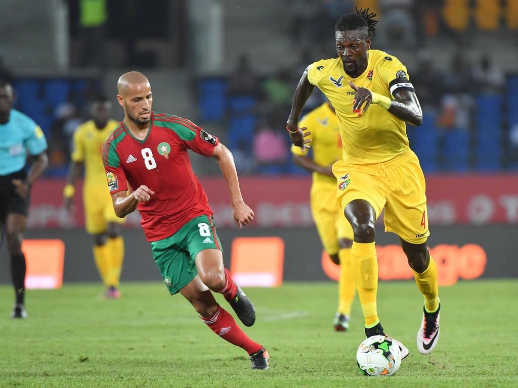 Karim El Ahmadi (l.) moet in de achtervolging bij Emmanuel Adebayor (r.) tijdens het Afrika Cup-duel tussen Marokko en Togo (20-01-2017).
