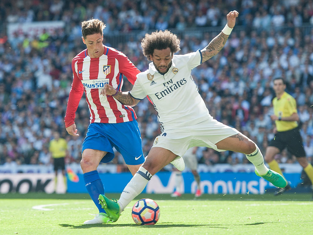 Torres y Marcelo disputan un balón (Foto: Getty)