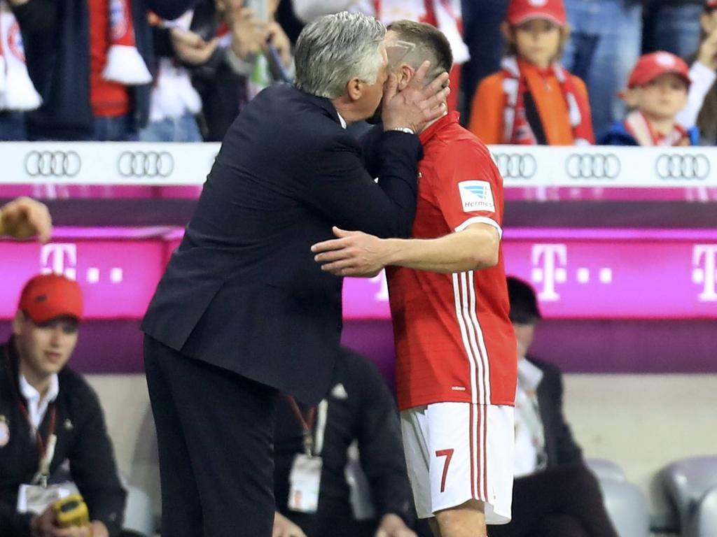 Bayern-Trainer Carlo Ancelotti küsste Franck Ribéry bei dessen Auswechslung