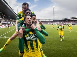 Nasser el Khayati (l.) schiet op schitterende wijze de 0-1 binnen bij Sparta Rotterdam - ADO Den Haag. (23-04-2017)