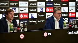 Markus Krösche (l) erwartet eine schwierige Saison bei Eintracht Frankfurt