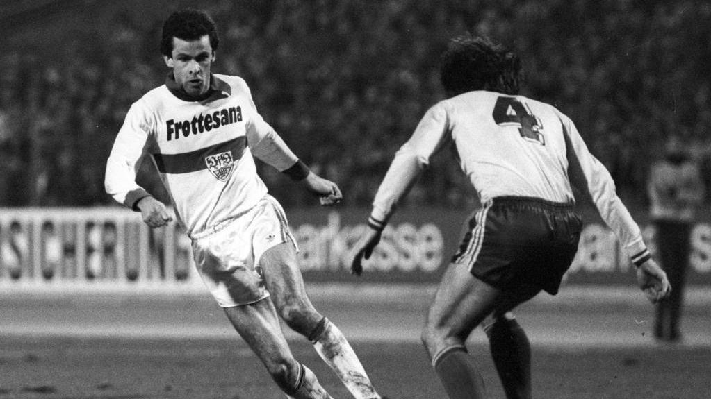 Ottmar Hitzfeld (l.) und der VfB Stuttgart stiegen 1977 in die erste Bundesliga auf Ottmar Hitzfeld (l.) und der VfB Stuttgart stiegen 1977 in die erste Bundesliga auf