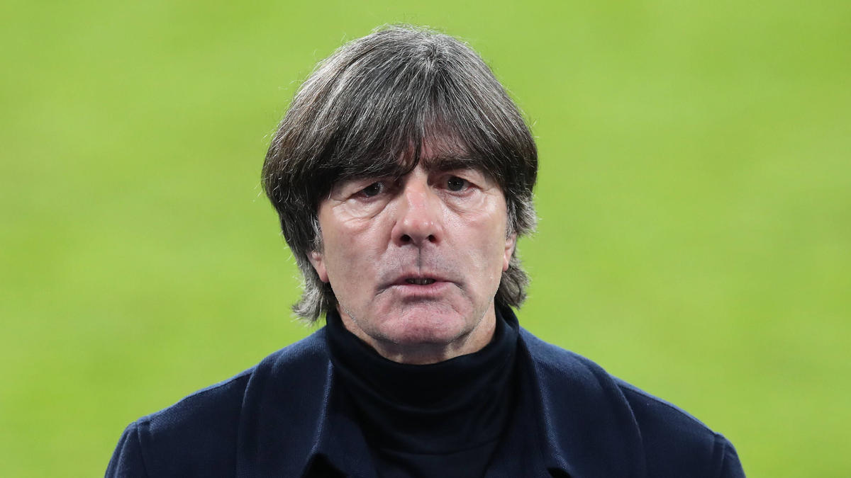 Joachim Löw kassierte mit der Nationalmannschaft ein 0:6-Schlappe gegen Spanien Joachim Löw kassierte mit der Nationalmannschaft ein 0:6-Schlappe gegen Spanien