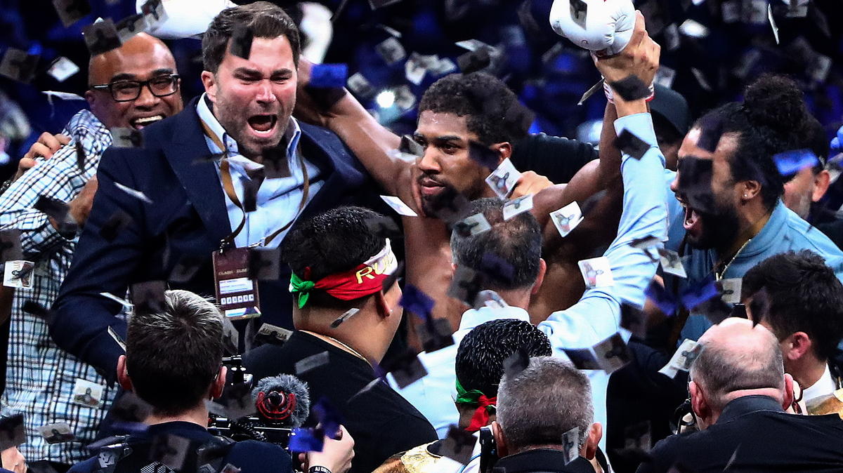 Eddie Hearn (li.) schickt Anthony Joshua (Mitte) gegen Tyson Fury in den Ring Eddie Hearn (li.) schickt Anthony Joshua (Mitte) gegen Tyson Fury in den Ring