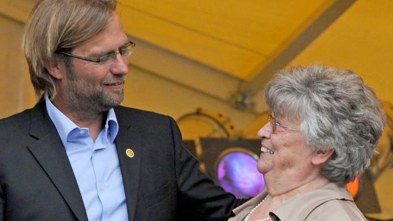 Jürgen Klopp 2011 mit seiner Mutter Lisbeth bei seinem Heimatverein SV Glatten Jürgen Klopp 2011 mit seiner Mutter Lisbeth bei seinem Heimatverein SV Glatten