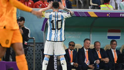 Lionel Messi jubelt bei der WM 2022 demonstrativ vor Bondscoach Louis van Gaal