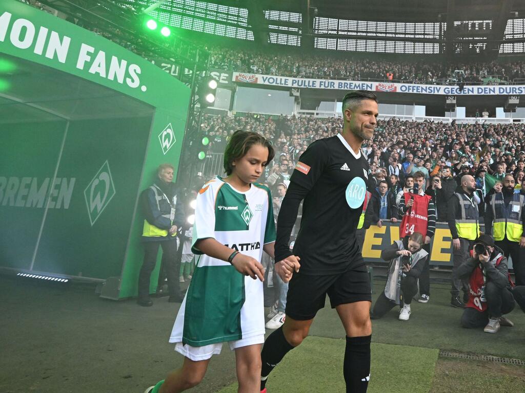 Gemeinsam mit seinem Sohn Matteo betritt Diego bei seinem Abschiedsspiel das Bremer Weserstadion Gemeinsam mit seinem Sohn Matteo betritt Diego bei seinem Abschiedsspiel das Bremer Weserstadion