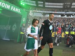 Gemeinsam mit seinem Sohn Matteo betritt Diego  bei seinem Abschiedsspiel das Bremer Weserstadion