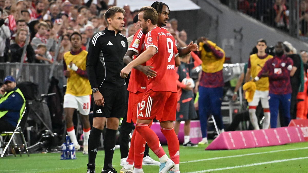 Jonah Kusi-Asare (l.) sollte beim FC Bayern eigentlich als Back-up von Harry Kane (r.) fungieren