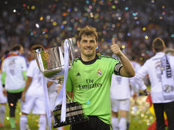 Iker Casillas pakt met Real Madrid de Copa del Rey in een 1-2 overwinning op FC Barcelona. (16-04-2014)