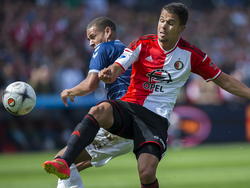 Het zijn stevige duels tussen Feyenoord-spits Mitchell te Vrede (r.) en FC Utrecht-verdediger Ramon Leeuwin (l.). (24-08-2014)