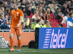 Al vroeg in de oefeninterland tussen Nederland en Mexico moet centrale verdediger Ron Vlaar het veld met een blessure verlaten. (12-11-2014)