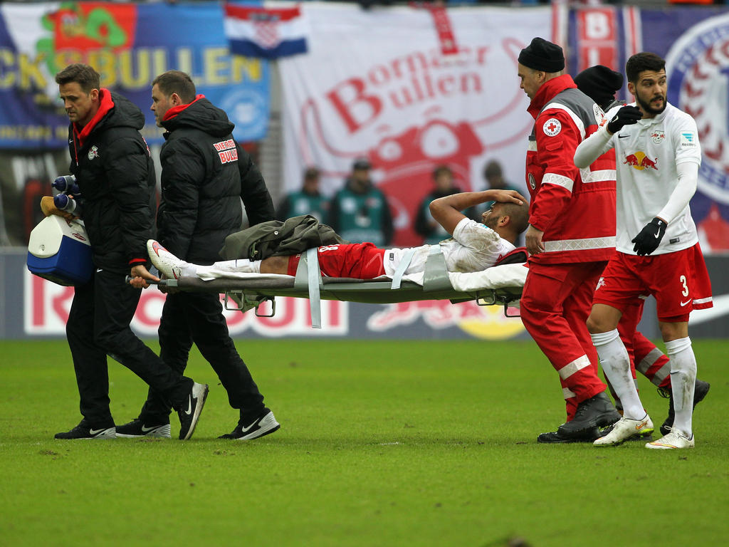 RB Leipzigs Angreifer Terrence Boyd wird vom Feld getragen