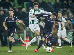 Eric Botteghin (l.) vecht een stevig duel uit met Deniz Türüç (r.) tijdens FC Groningen - Go Ahead Eagles. (31-01-2015)