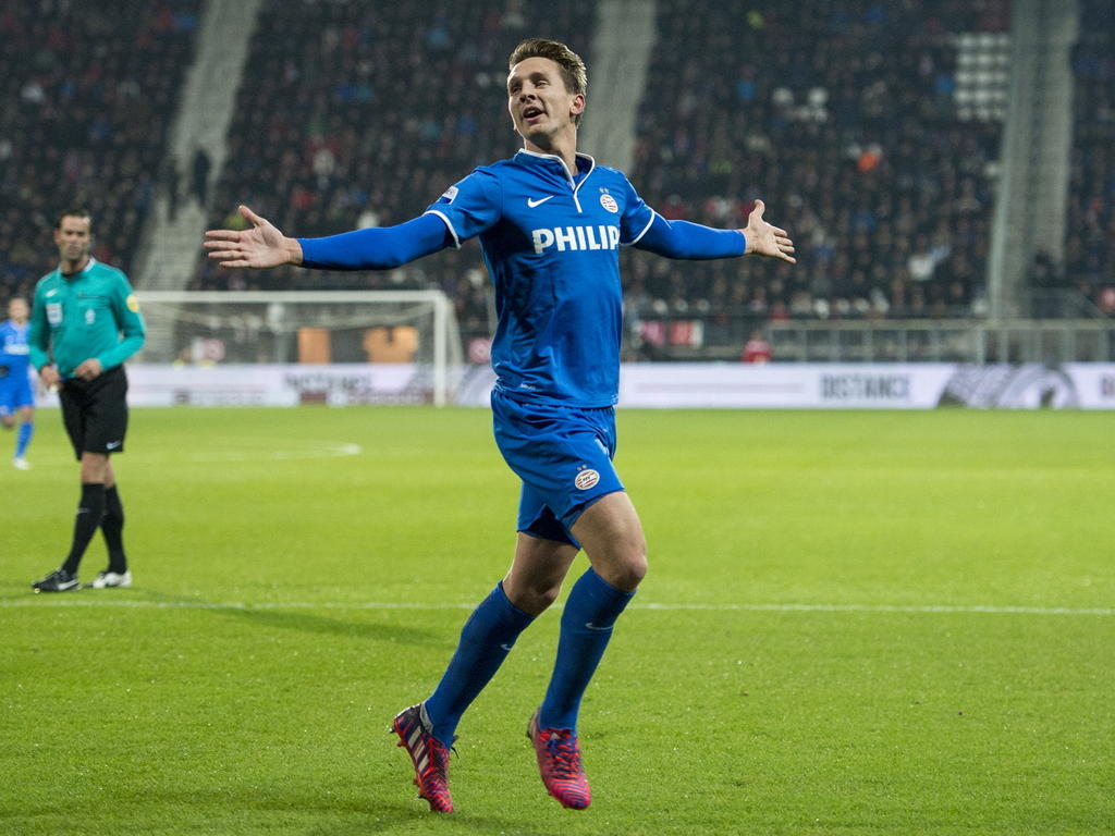 PSV-aanvaller Luuk de Jong heeft een opvallend dansje ingestuurd om zijn tweede treffer tegen AZ te vieren. (13-02-2015) PSV-aanvaller Luuk de Jong heeft een opvallend dansje ingestuurd om zijn tweede treffer tegen AZ te vieren. (13-02-2015)