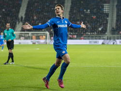 PSV-aanvaller Luuk de Jong heeft een opvallend dansje ingestuurd om zijn tweede treffer tegen AZ te vieren. (13-02-2015)