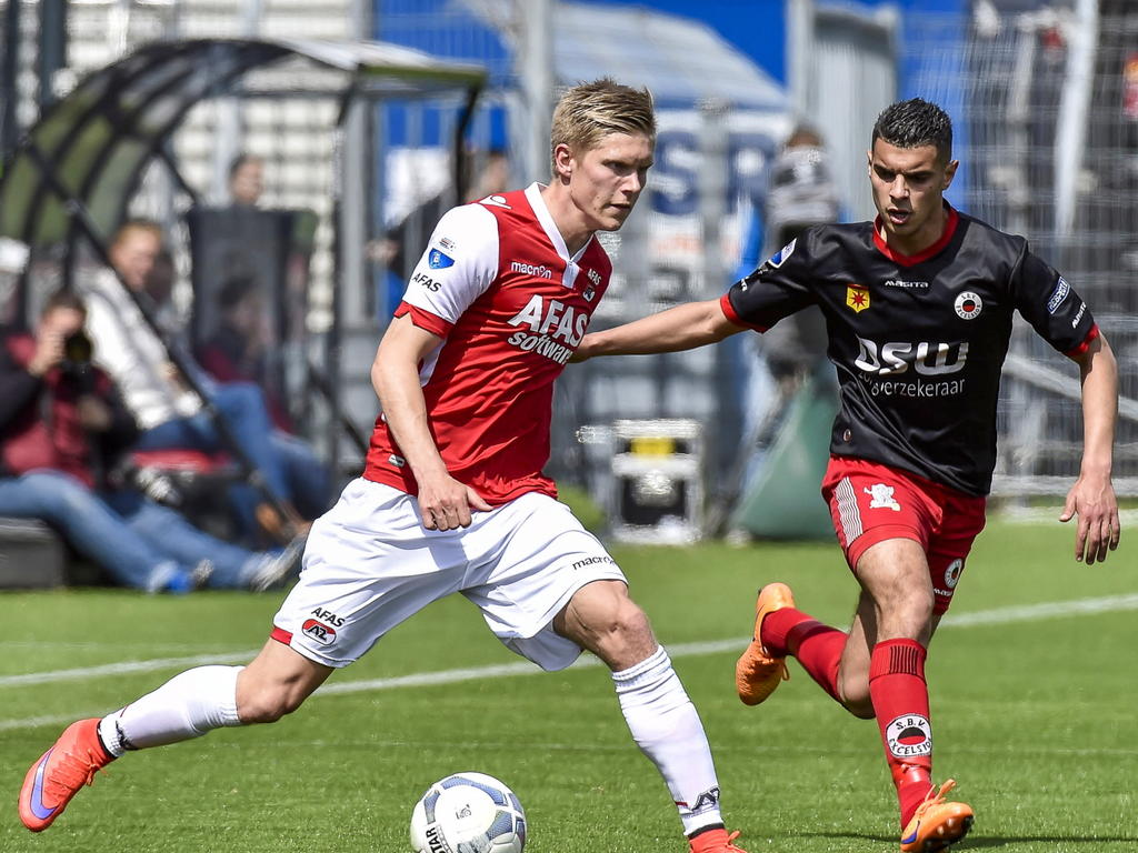 Op de laatste speeldag van de Eredivisie zet back Khalid Karami (r.) vol druk op Aron Jóhannsson van AZ. (17-05-2015)