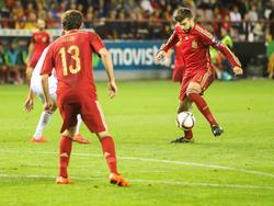 Gerard Piqué probeert de bal te verplaatsen tijdens het EK-kwalificatieduel van Spanje met Luxemburg. (09-10-2015)