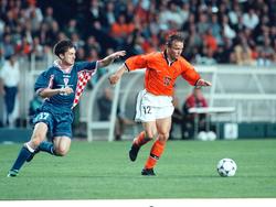 Boudewijn Zenden heeft de bal tijdens het duel om de derde plaats tussen Nederland en Kroatië tijdens het WK in 1998. (11-07-1998)