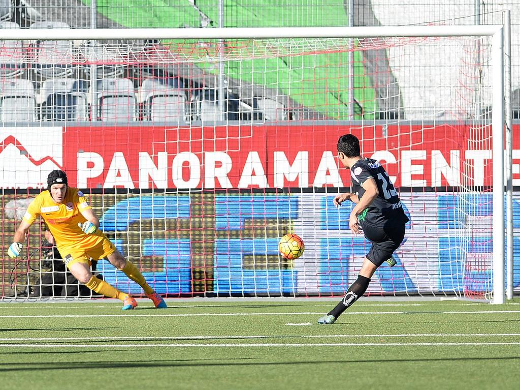Danijel Aleksić verwandelt den Elfer zum 2:0 für St. Gallen Danijel Aleksić verwandelt den Elfer zum 2:0 für St. Gallen