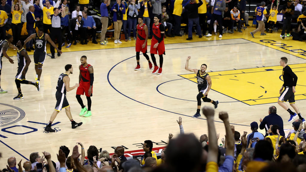 Warriors-Star Stephen Curry (r.) bejubelt den Sieg gegen Portland Warriors-Star Stephen Curry (r.) bejubelt den Sieg gegen Portland