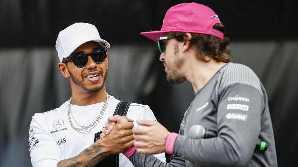 Fernando Alonso (r.) wollte bei Mercedes Teamkollege von Lewis Hamilton werden Fernando Alonso (r.) wollte bei Mercedes Teamkollege von Lewis Hamilton werden