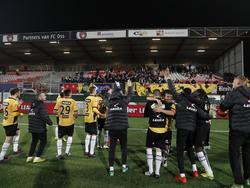 De spelers van NAC Breda vieren de zwaarbevochten zege op FC Oss met de meegereisde uitsupporters. (28-10-2016)