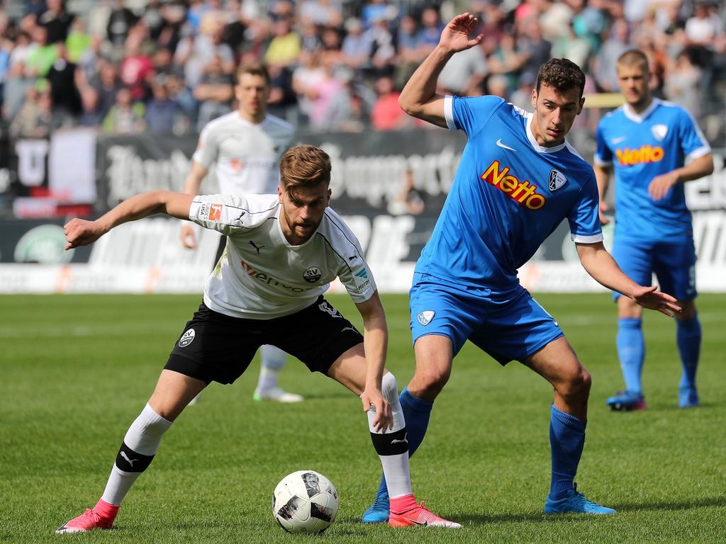 Lucas Höler (l.) vom SV Sandhausen schirmt den Ball gegen Bochums Dominik Wydra ab