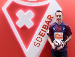 Orellana posa como nuevo jugador del Eibar junto al escudo. (Foto: Imago)