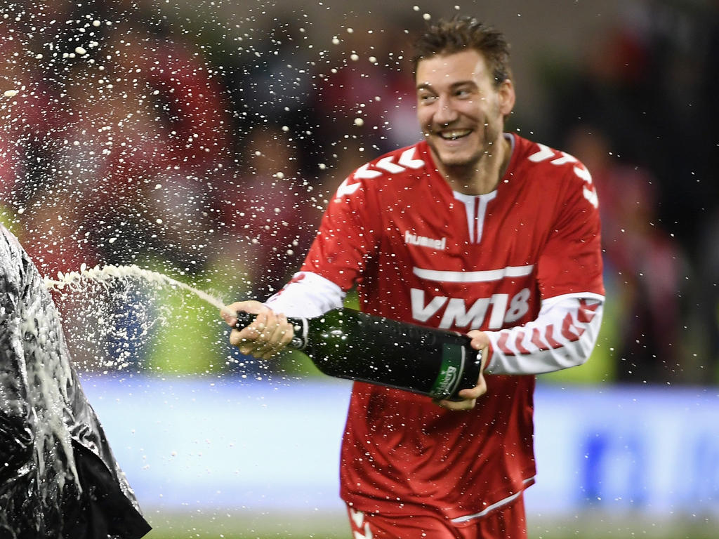 Nicklas Bendtner celebra con champán el pase de su país al Mundial. (Foto: Getty)