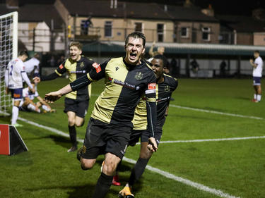 A Captain's Goal! Niall Cummins schlägt zu