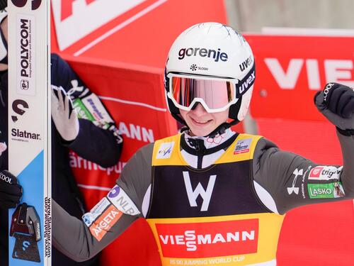 Die Slowenin Nika Prevc hat im norwegischen Vikersund den Frauen-Weltrekord im Skispringen auf 236 Meter verbessert.