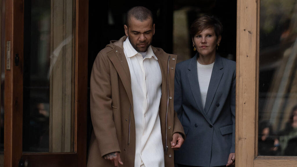 Ein Berufungsgericht hat Dani Alves vom Vorwurf der sexuellen Aggression freigesprochen Ein Berufungsgericht hat Dani Alves vom Vorwurf der sexuellen Aggression freigesprochen