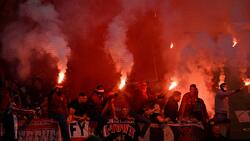 Fans des 1. FC Köln zünden Pyrotechnik beim Spiel gegen Kaiserslautern