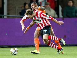 Jermano Lo Fo Sang (r.) heeft moeite om Thomas Verhaar (l.) af te stoppen tijdens Sparta Rotterdam - FC Volendam, dus heeft de verdediger van de Volendammers een overtreding nodig om de aanvaller van Sparta tegen te houden. (04-12-2015)