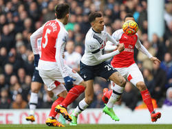 Tottenhams Dele Alli lässt den Arsenal-Kicker Gabriel Paulista (l.) stehen (05.03.2016).