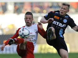 Bart Ramselaar (l.) vecht een duel uit met Andrew Driver (r.) tijdens het competitieduel FC Utrecht - De Graafschap (20-04-2016).