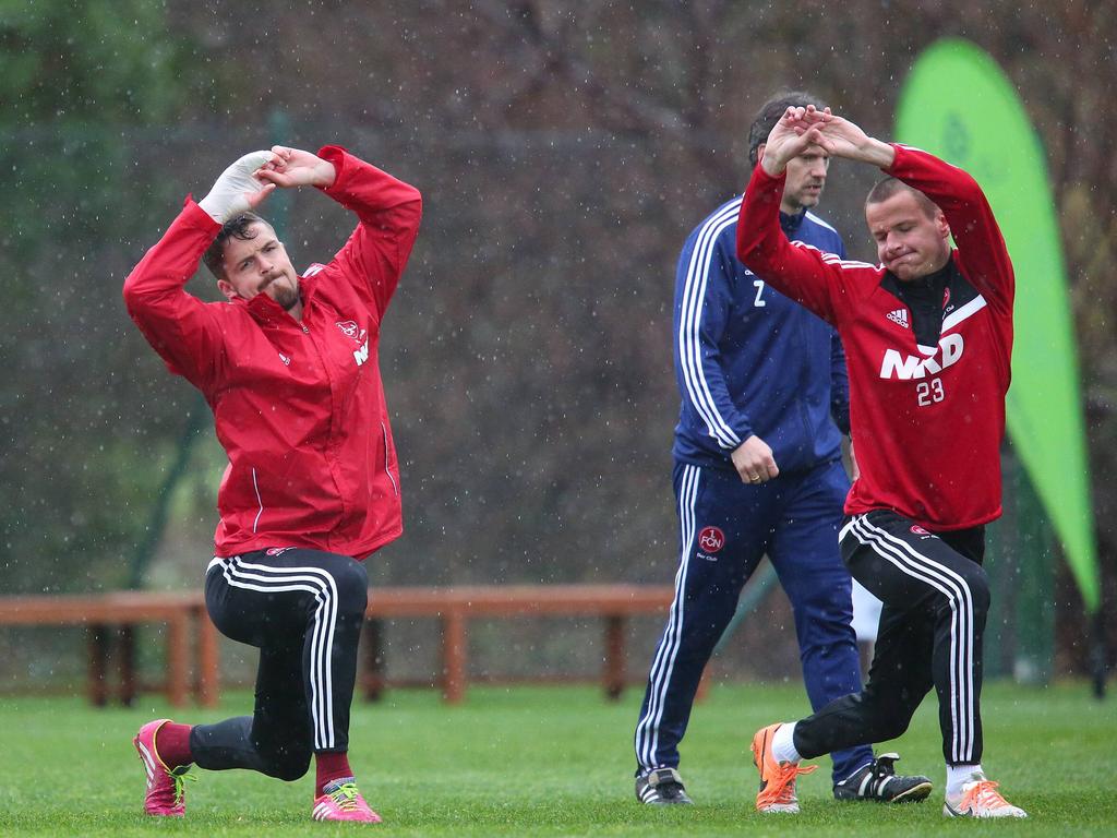 Per Nilsson (l.) und Adam Hloušek (r.) strecken ihre Glieder Per Nilsson (l.) und Adam Hloušek (r.) strecken ihre Glieder