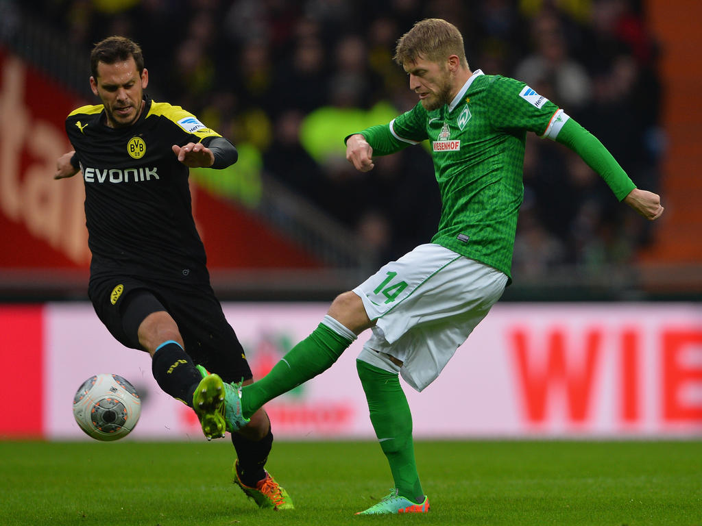 Werder Bremens Aaron Hunt (r.) im Zweikampf mit Borussia Dortmunds Manuel Friedrich