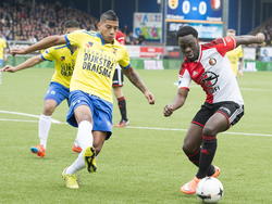 Marlon Pereira (l.) van SC Cambuur jaagt Feyenoorder Elvis Manu op. (26-10-2014)