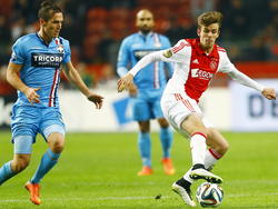 Lucas Andersen (r.) draait weg bij Stijn Wuytens (l.) tijdens het competitieduel Ajax - Willem II. (06-12-2014)