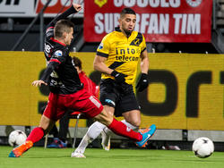 Luigi Bruins (l.) probeert Adnane Tighadouini (r.) te blokken tijdens Excelsior - NAC Breda. (31-01-2015)
