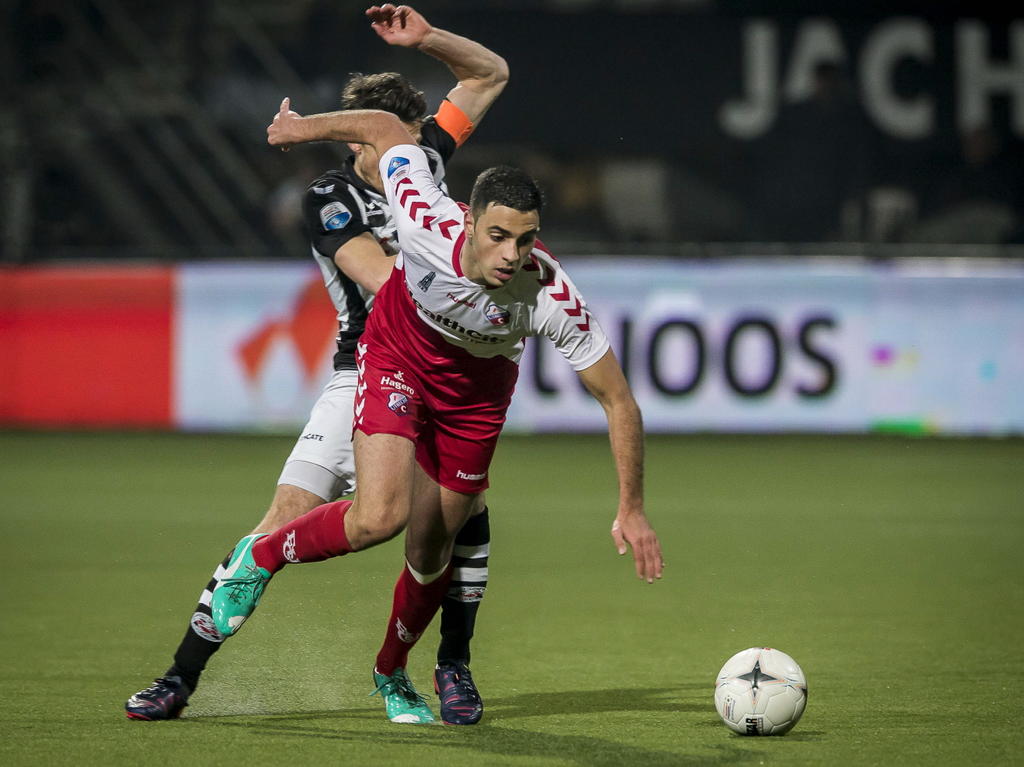 FC Utrecht speler Sofyan Amrabat (r.) in duel met Heracles Almelo speler Mark Jan Fledderus (l.). (21-02-2015)