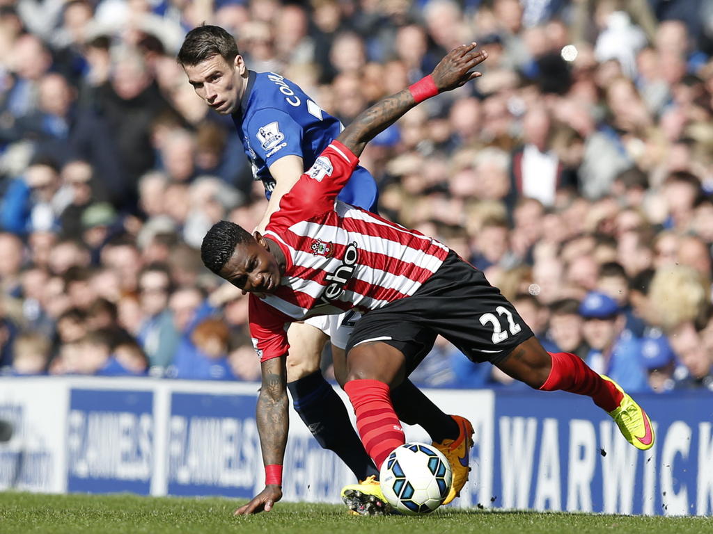 Southampthon speler Eljero Elia (r.) langs Everton speler Séamus Coleman (l.). (04-04-2015) Southampthon speler Eljero Elia (r.) langs Everton speler Séamus Coleman (l.). (04-04-2015)
