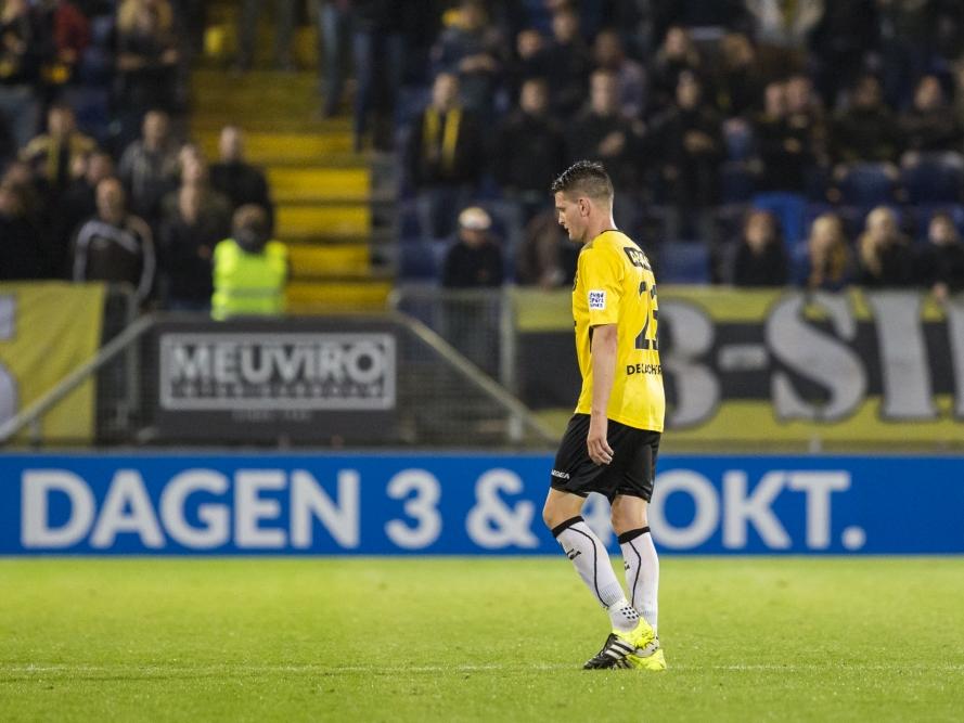 Een trieste aftocht voor Michael Dingsdag, die in de laatste paar minuten van de bekerwedstrijd tegen sc Heerenveen een rode kaart krijgt. (22-09-2015)